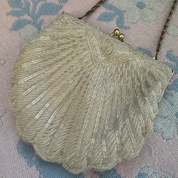 La Regale Handbags - VTG La Regale Elegant Cream Beaded Clutch